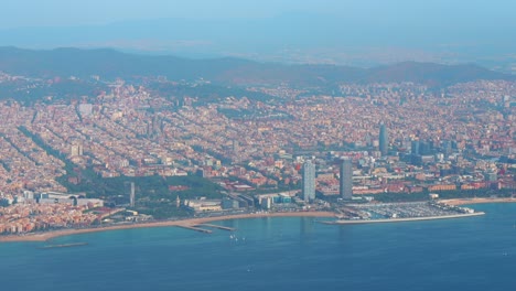 Luftbilder-Aus-Dem-Fenster-Des-Flugzeugs,-Das-über-Die-Stadt-Barcelona-Fliegt