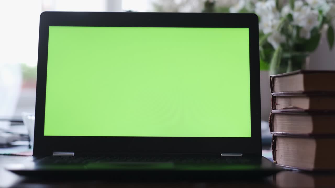 4k resolution and 25 fps, close up footage of green screen on laptop