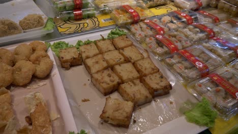 Dokumentarfilm-über-Asiatische-Rettichkuchen-Am-Street-Food-Marktstand-Zum-Verkauf