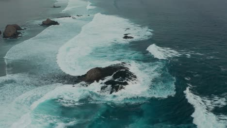 antena de rocky gili angkus en la costa de lombok con olas rompiendo
