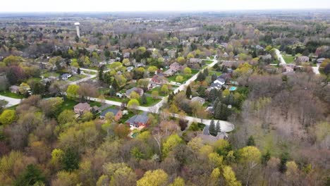 Drone-En-Los-Círculos-De-Primavera-Suburbio-Del-Barrio-De-Hamilton