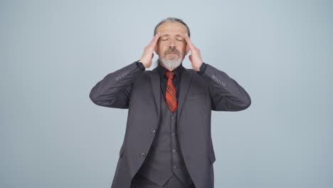 hombre de negocios con dolor de cabeza.