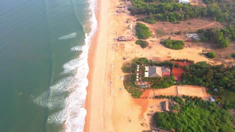 Goa-Sinquerim-Playa-Drone-Vista-De-Pájaro-Drone-Bajando-Hacia-Beachzoom-In
