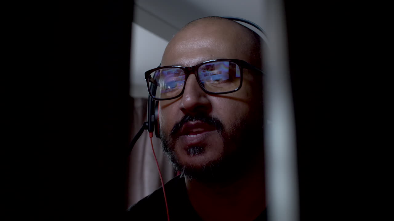 agente del centro de llamadas que responde una llamada a través de auriculares con micrófono