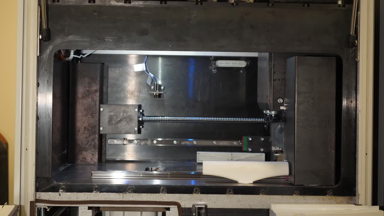 primer plano del interior de una impresora 3d