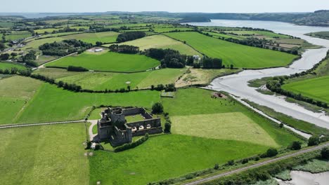 Dron-Que-Establece-La-Toma-De-La-Abadía-De-Dunbrody-En-Las-Fértiles-Tierras-De-Cultivo-De-Wexford,-Irlanda,-En-Un-Cálido-Día-De-Julio