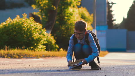 Student-Mit-Brille-Sammelt-Unterwegs-Bücher-Und-Blätter