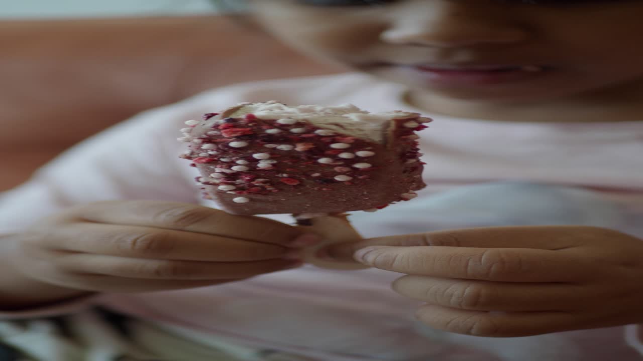 초콜릿으로 인 딸기 아이스크림을 즐기는 작은 소녀