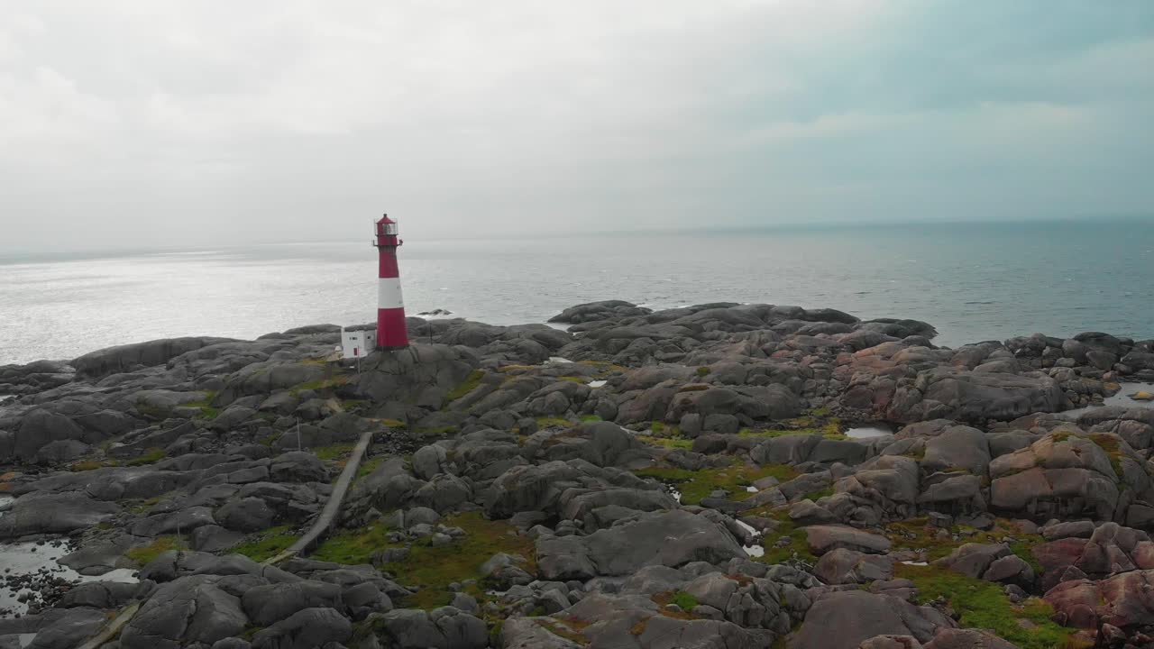 drone vuela sobre el faro en la costa sur de noruega eigeroy fyr