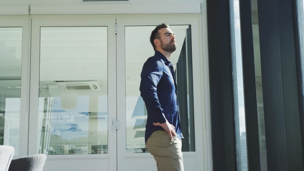 hombre de negocios pensativo mirando por la ventana