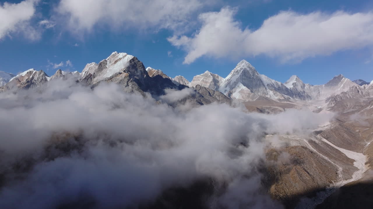 Luftfoto over skyerne afslører Khumbu-bjergregionen i Nepals Everest-område, der viser dramatiske Himalaya-toppe og alpint landskab