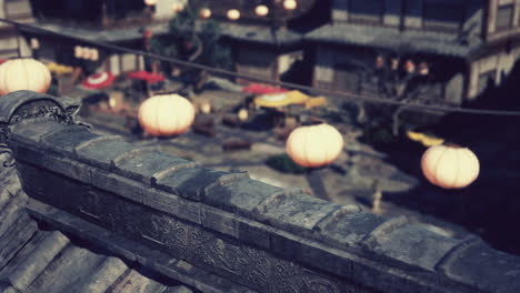 una vista de una calle japonesa tradicional con linternas colgando de los tejados