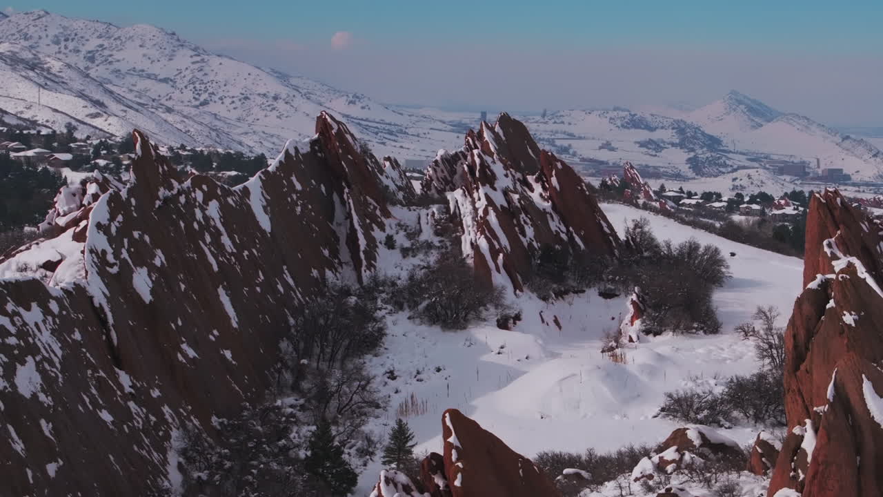 신선한 눈, 은 오후, 록스보로 주립 공원, 골프 코스, 공중 드론, 콜로라도, 전선, 겨울, 봄, 깊은 파우더, 극적인 날카로운 은 바위, 산의 풍경, 리틀턴, 덴버, 서클, 오른쪽 모션.