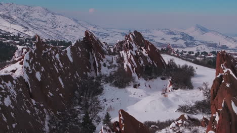 Nieve-Fresca-Tarde-Soleada-Parque-Estatal-Roxborogh-Campo-De-Golf-Aéreo-Drone-Colorado-Rango-Frontal-Invierno-Primavera-Polvo-Profundo-Dramático-Agudo-Rocas-Rojas-Paisaje-De-Montaña-Littleton-Denver-Círculo-Movimiento-Correcto