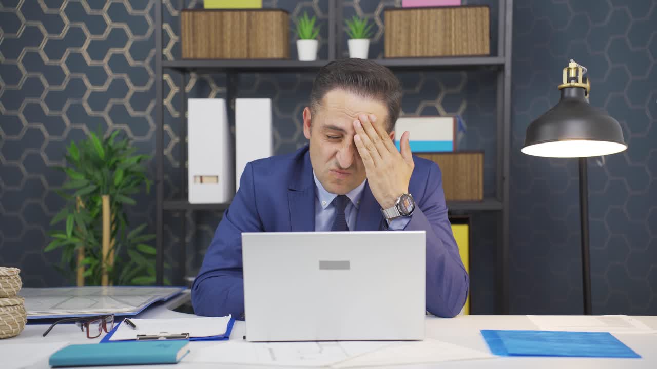 그의 주름과 거친 피부를 보는 사업가.