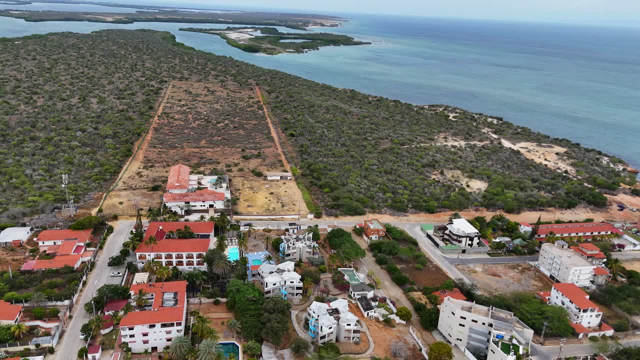 Pohled z dronu na El Yaque, ostrov Margarita s hotelem u karibského pobřeží.