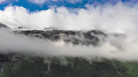 paisaje de vista superior de nubes de montaña. hermosa naturaleza noruega paisaje natural