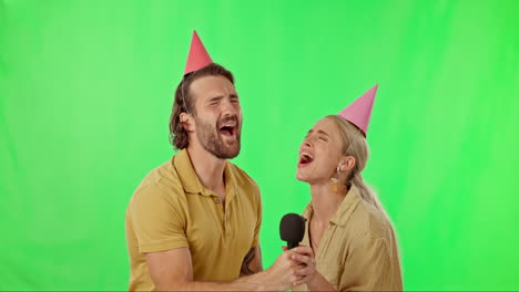 pantalla verde, fiesta y pareja cantando karaoke
