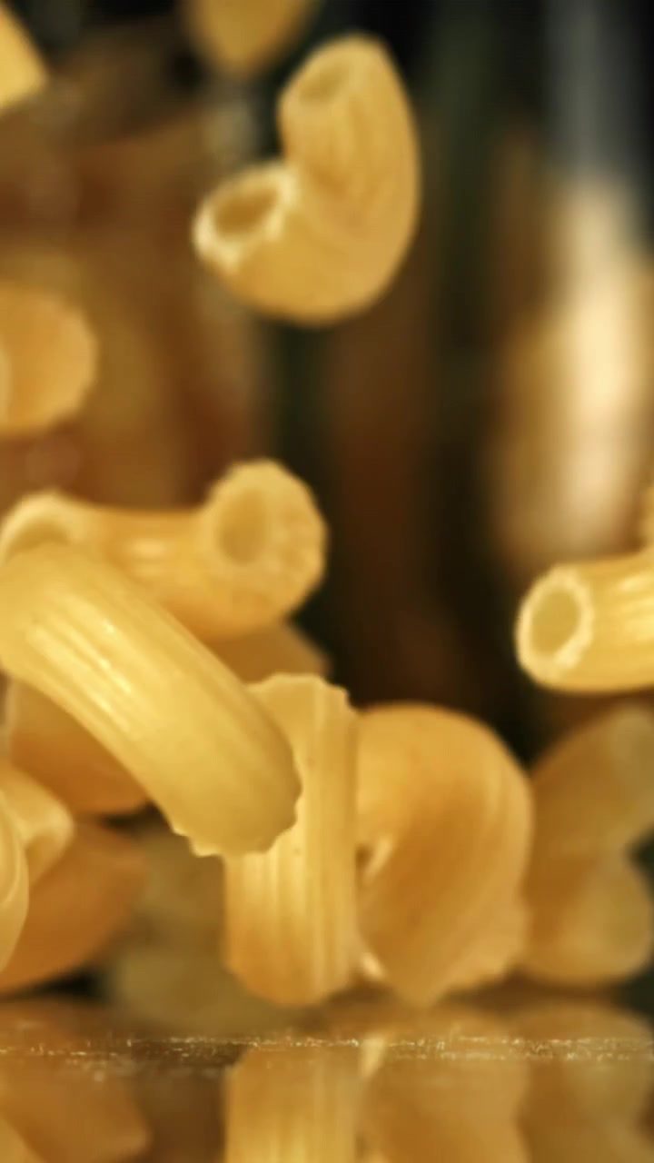 Pasta maccheroni cruda che cade al rallentatore