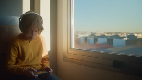 Teenager,-Der-Im-Morgengrauen-Am-Fenster-Ein-Spiel-Am-Telefon-Spielt