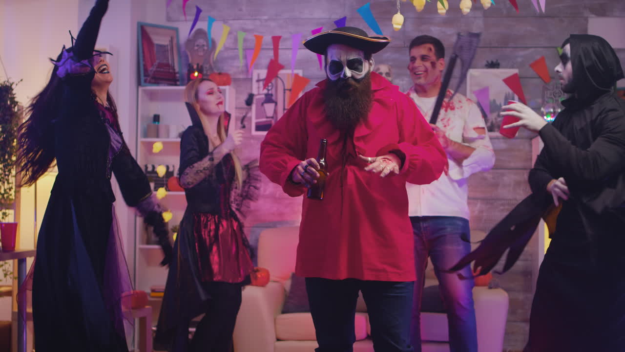 hombre barbudo vestido como un pirata