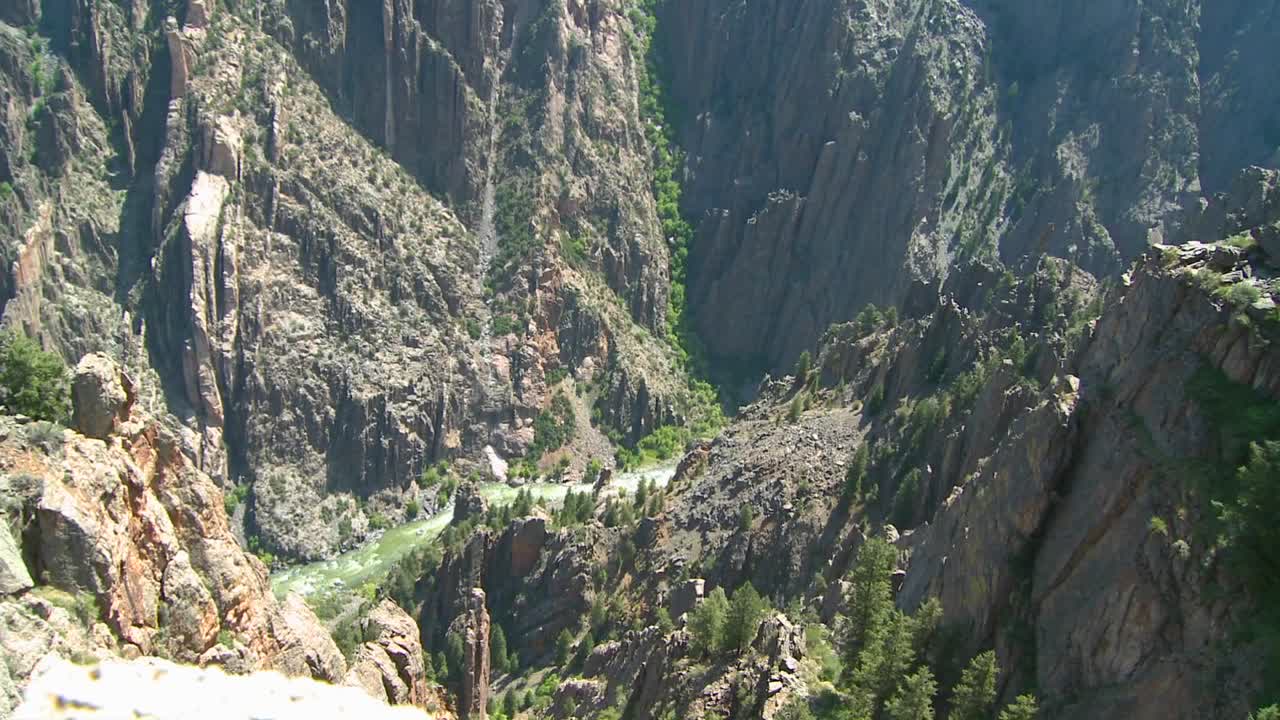 un cañón profundo en el gunisson