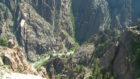 Un-Profundo-Cañón-En-El-Gunisson