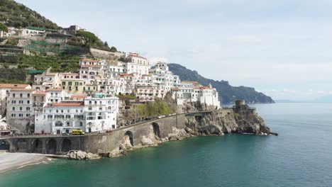 Amalfiküste-Mit-Booten-Und-Mediterraner-Architektur-An-Einem-Sonnigen-Tag,-Meerblick-Von-Der-Klippe,-Luftaufnahme