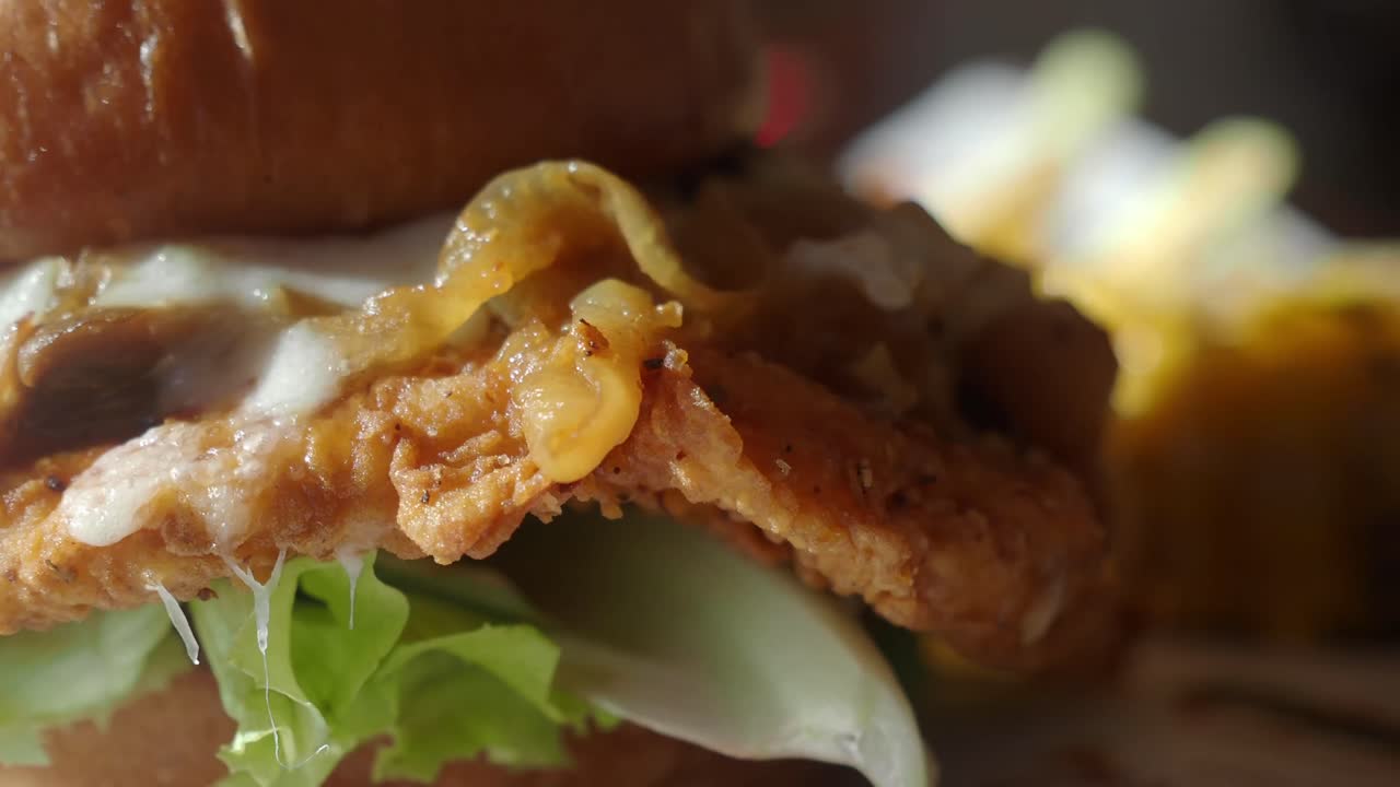 Panino con pollo fritto, primo piano