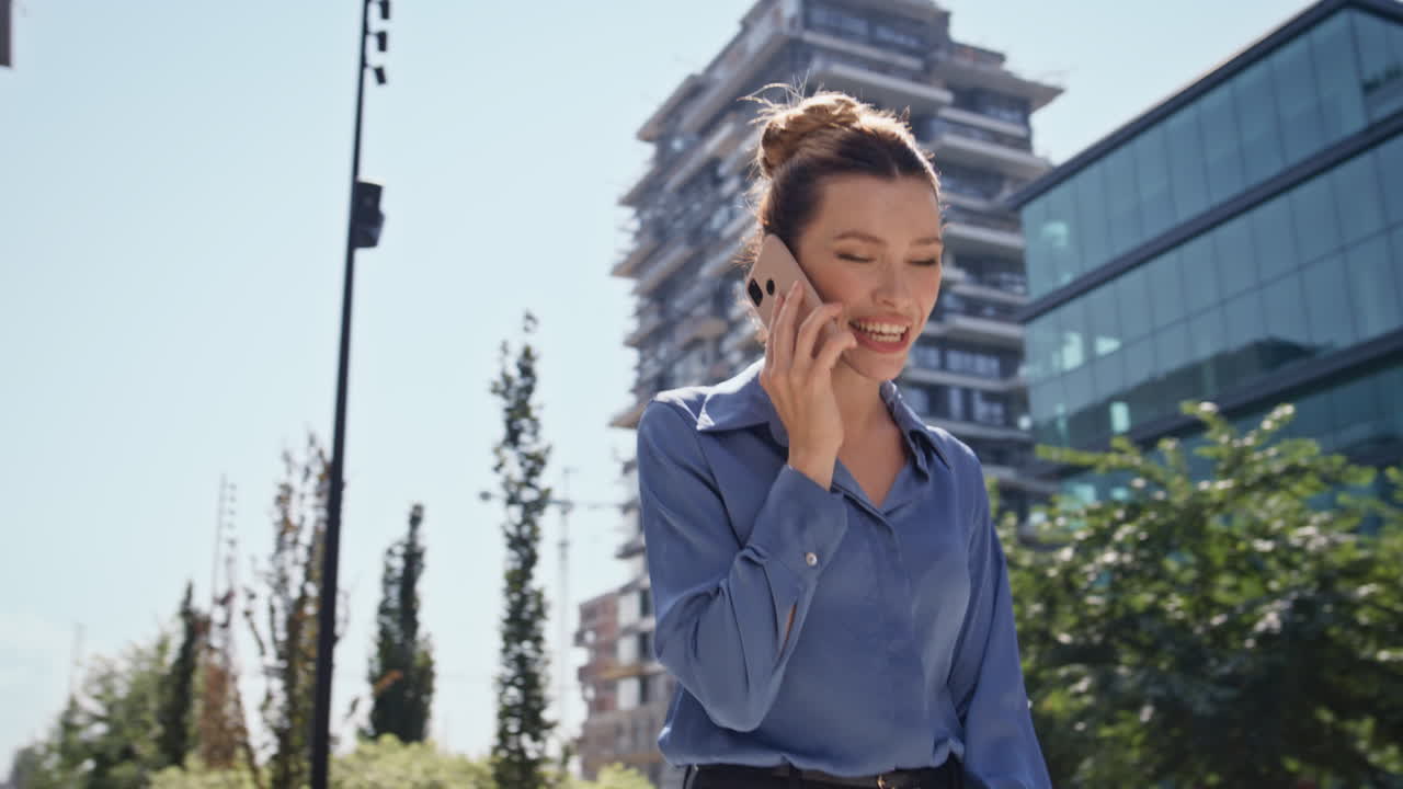 미소 짓는 모델, 드폰으로 얘기하는 모델, 메트로폴리스 거리를 는 모델