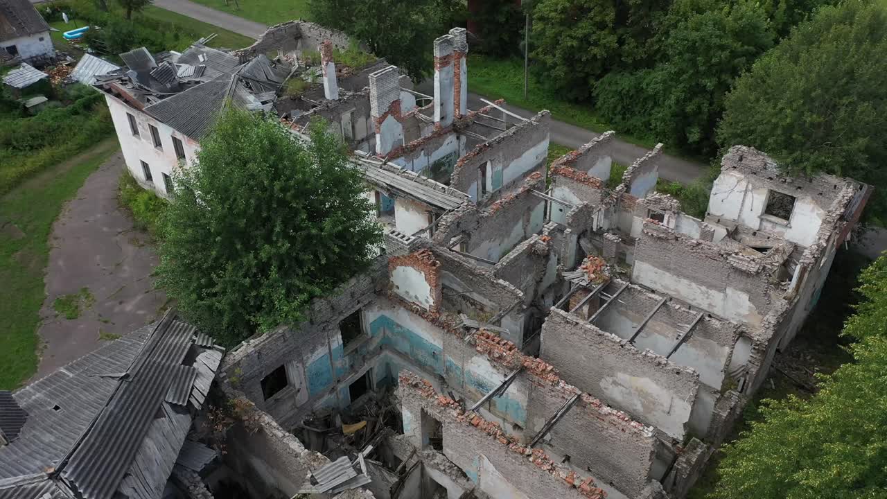 cerrar video de drones de casas abandonadas sin techo en un pueblo solitario con