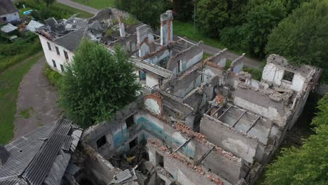 Schließen-Sie-Ein-Drohnenvideo-Von-Dachlosen,-Verlassenen-Häusern-In-Einem-Einsamen-Dorf-Mit