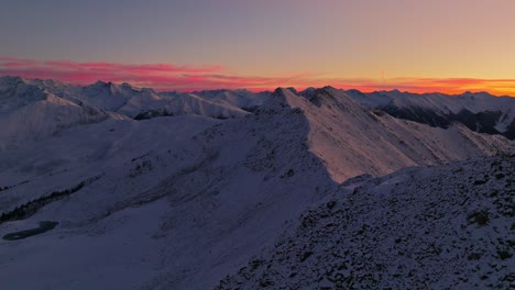 Das-Frühe-Licht-Der-Morgendämmerung-Taucht-Schneebedeckte-Gipfel-In-Ein-Warmes-Licht