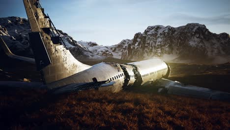 el avión se estrelló en una montaña.