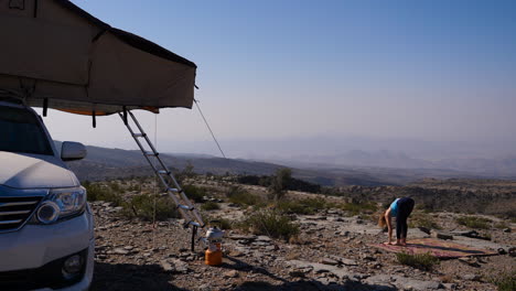 Westliches-Reisendes-Mädchen,-Das-Outdoor-Yoga-Im-Oman-Praktiziert,-Verschiedene-Posen-In-Anderen-Clips-Verfügbar