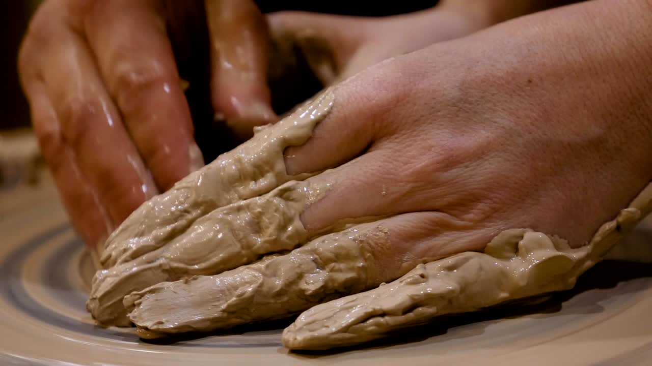 el alfarero está haciendo una olla de arcilla en la rueda del alfarero