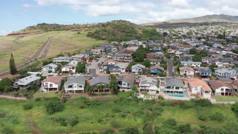 Toma-Aérea-De-Retroceso-Inverso-De-Casas-En-La-Ladera-De-Una-Montaña-En-Kapolei-En-La-Isla-De-O&#39;ahu,-Hawaii