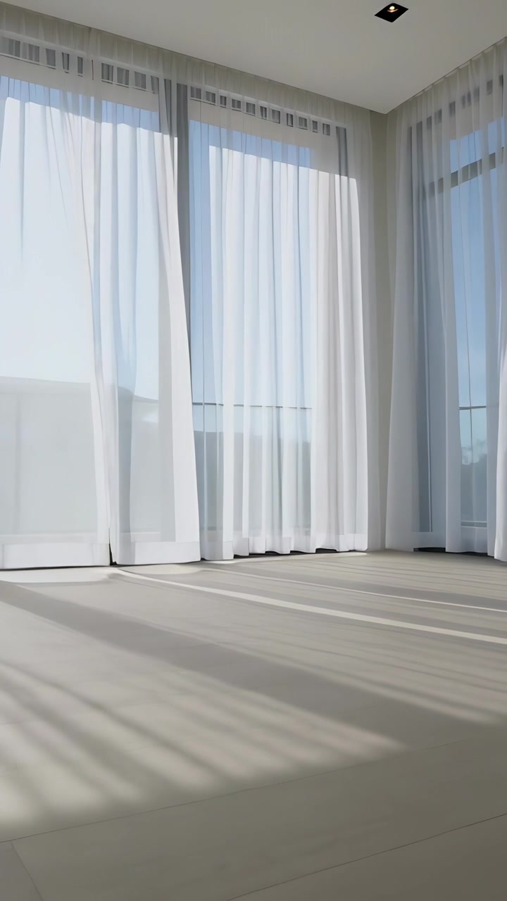 Video verticale: Tende velate che ondeggiano dal balcone nell'angolo di casa, con ombre sul pavimento che si spostano