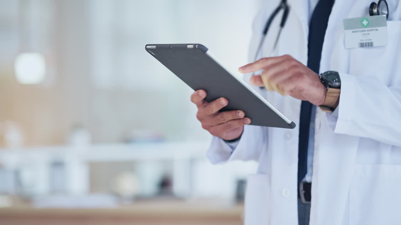 Mani di un medico che invia una ricetta digitale