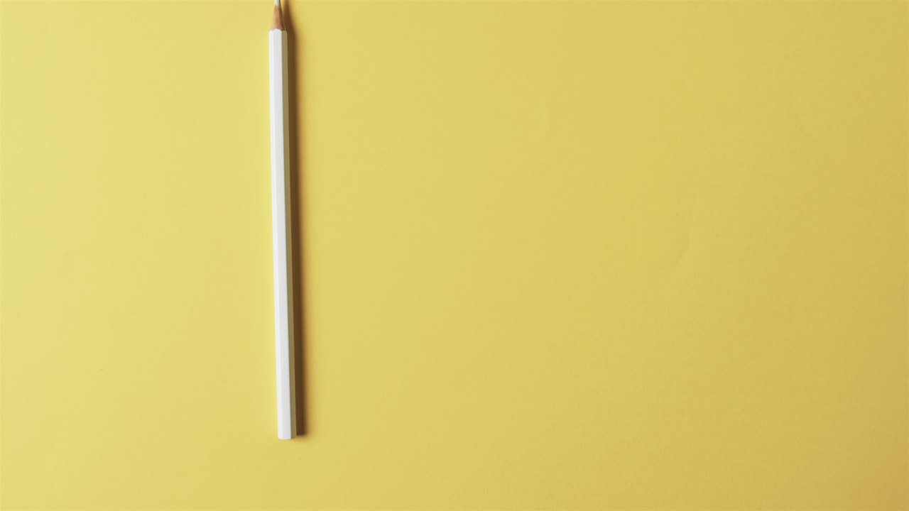 노란색 바탕에 복사 공간을 가진 노란색 연필의 클로즈업