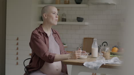 mujer embarazada desayunando