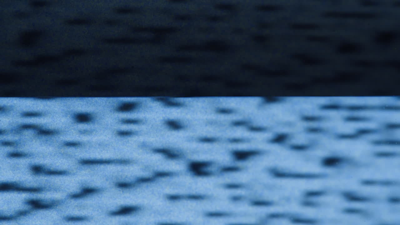 tv retro, televisión vintage en una configuración nostálgica, una tv retro muestra grano en la pantalla, dispositivo aterrador de la noche de halloween bueno para la llave de croma y la pantalla verde. imágenes de alta calidad 4k