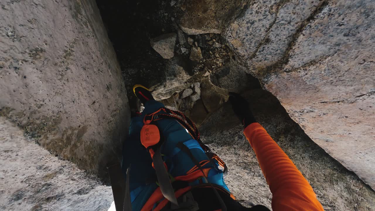 겨울 동안 바위를 통해 등반하는 등산객의 탐험