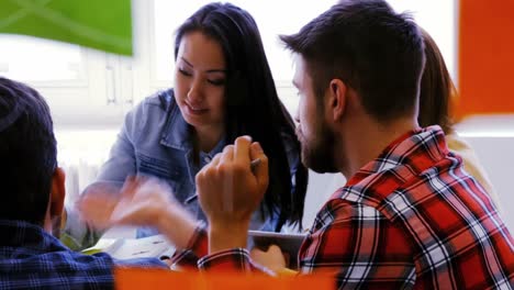 ejecutivos de negocios que interactúan entre sí