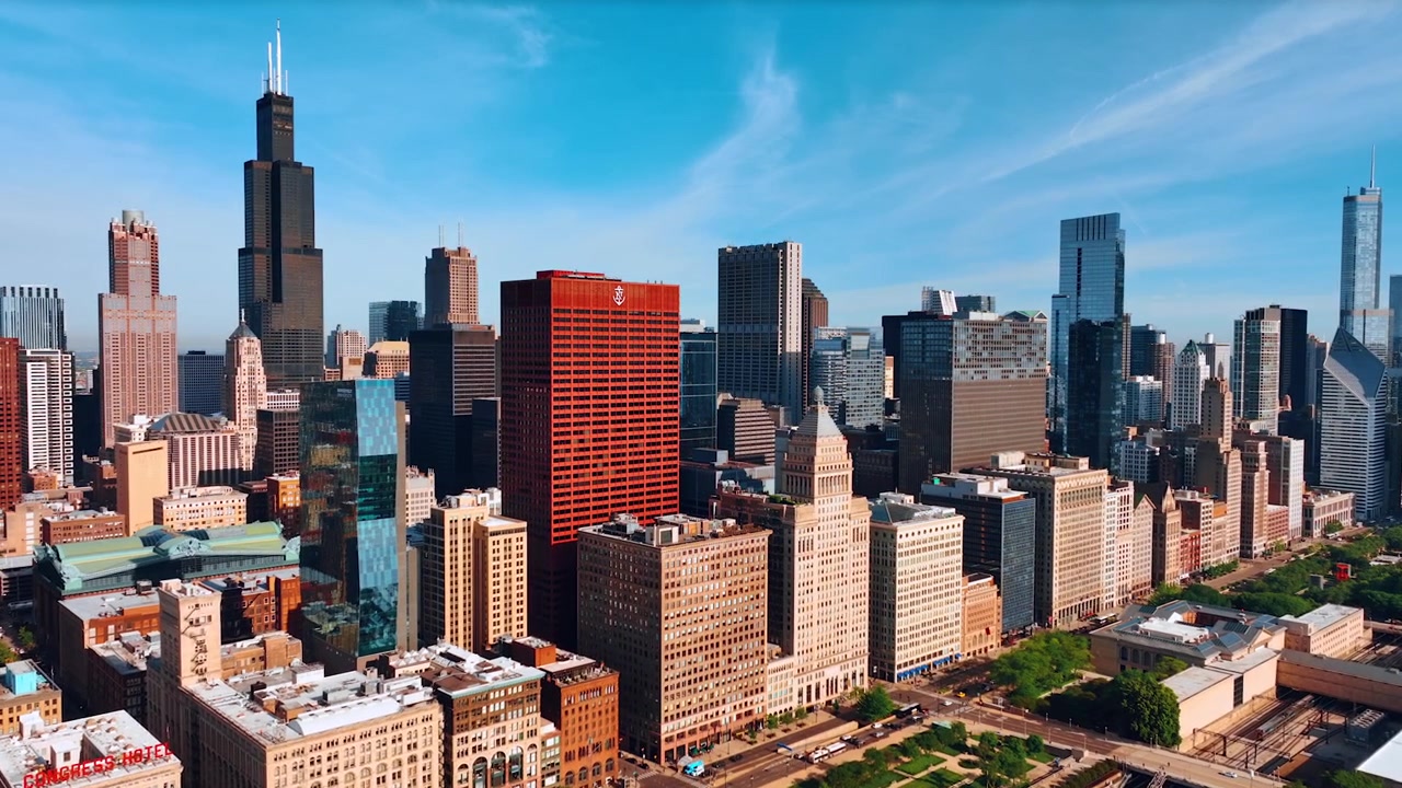 Architettura diversificata a Chicago, Illinois, Stati Uniti. Avvicinamento ai bellissimi edifici in una giornata di sole.