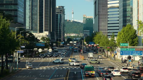 Namsan-Turm,-Hochhäuser-Und-Verkehr-Auf-Der-Straße-Vom-Sinyongsan-Bahnhof-In-Seoul,-Südkorea-Aus-Gesehen