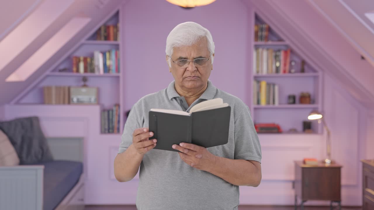 un anciano indio confundido leyendo un libro