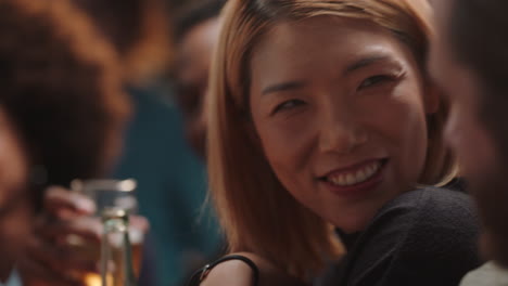 Schöne-Asiatische-Frau,-Die-Mit-Freunden-Im-Restaurant-Rumhängt,-Lacht-Und-Sich-Bei-Partys-Unterhält