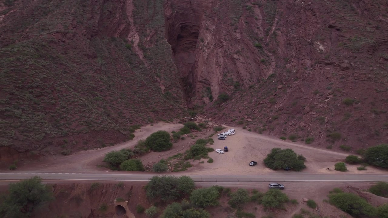 Salta, Arjantin'deki Garganta del Diablo'nun 4K drone havadan görünümü. And Dağları'nda erozyonla şekillenmiş, yüksek kırmızı kaya oluşumları, derin uçurumlar ve eşsiz jeolojik manzaralara sahip çarpıcı kanyon