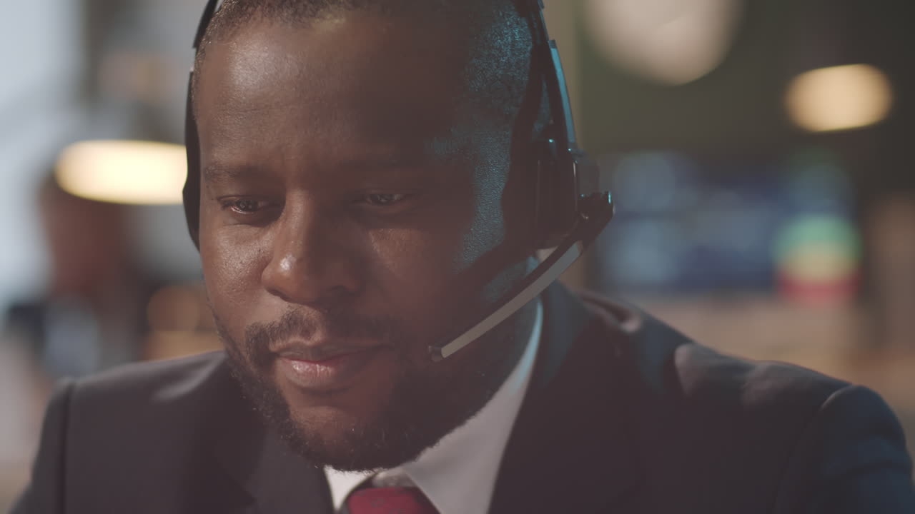 Uomo d'affari in un call center